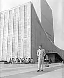 Generalsekretär Dag Hammarskjöld vor dem Hauptquartier (1953)