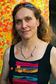 Die Künstlerin Dagmar Schmidt vor dem Historischen Museum Hannover
