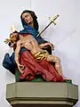Pieta über dem Eingang der Sakristei