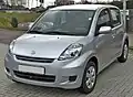 Daihatsu Sirion II (2004–2010), 1,55 m hoch und ca. 3,65 m lang