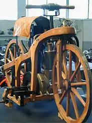 Daimler-Reitwagen-Nachbau von 1885, Gottlieb Daimler und Wilhelm Maybach konstruierten den Reitwagen, einen Vorläufer des Motorrads