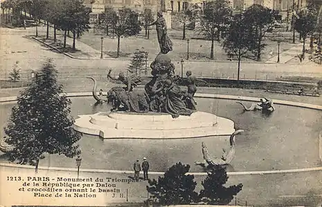 Das Monument mit Wasserbecken und den Wasserungeheuern von Georges Gardet (um 1908).