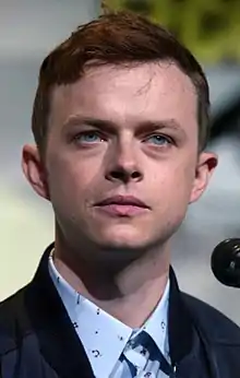 Dane DeHaan (li.) spielt im Film Mr. Lockhart, Jason Isaacs (re.) spieltim Film die Rolle des Leiters der Einrichtung, die Lockhart aufsucht