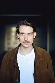 Sam Louwyck spielt Fust, Daniel Sträßer Siegfried