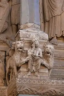 Daniel mit Löwen, Detail aus der Fassade der Kirche St. Trophime