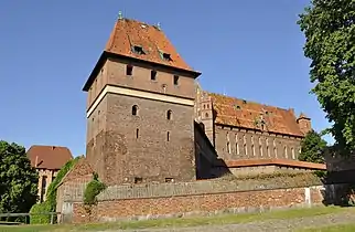 Der Dansker; rechts davon im Schatten der Verbindungsgang zum Hochschloss im Hintergrund