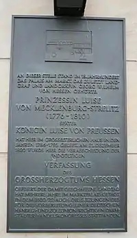 Gedenktafel für die Verfassung des Großherzogtums Hessen von 1820 am Darmstädter Marktplatz