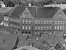 Das ehemalige Gebäude des Hermann-Billung-Gymnasiums, im Hintergrund die Dammaschwiese, vor 1971