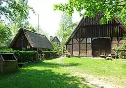 Alte Kate (rechts) und Stall