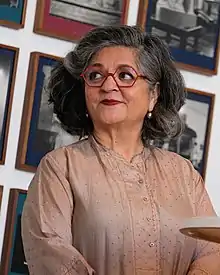 Porträt von Dayanitha Singh 2022 während eines Publikumsgesprächs