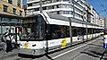 Niederflurbahn des Typs HermeLijn im Stadtzentrum