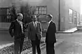 De Maeyer, Eigen und von Bünau vor dem Gebäude des MPI für physikalische Chemie, Bunsenstraße 10, Göttingen, 1955