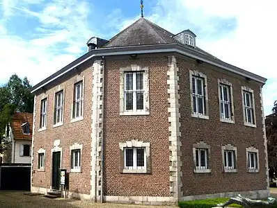 Lutherische Kirche vom Innenhof aus mit dem seitlichen Eingang