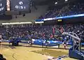 Die Halle am Tag ihrer Eröffnung. Die Einweihungszeremonie zwischen einem Frauen- und Männer-Basketballspiel