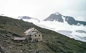 Defreggerhaus (1980) mit Blick auf Weißspitze (3300&nbsp;m), davor Zettalunitzkees