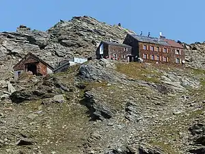 Das Defreggerhaus mit seinem Materiallift