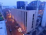 Blick auf den Hauptsitz an der Seite der Deghatan-Straße (2016)