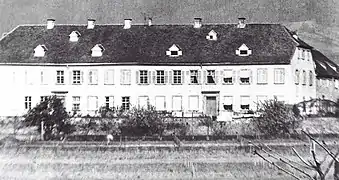 Schloßstraße 4 und 6 um 1870; die Giebel und das Freigespärre wurden erst um 1890 hinzugefügt