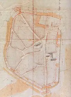 Bei diesem Stadtgrundriss aus dem Jahr 1818 erkennt man den Verlauf der Stadtmauer und die Straßen, die außen und innen an dieser entlangführten. Man sieht ferner, wie die Burg in die Befestigungsanlage mit einbezogen wurde.