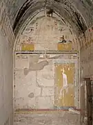 Totentempel der Hatschepsut: liegende Schakale (oberes Drittel) über der Hieroglyphe für Himmel (pet) und der Flügelsonne, darunter ein Imiut