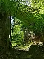 Blick von der mittleren Sohle hoch zur Brücke im Steinbruch