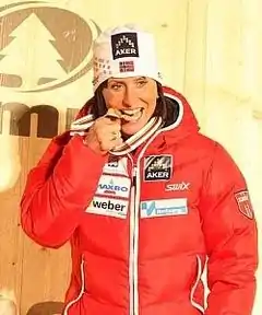 Marit Bjørgen bei einer Siegerehrung bei den Weltmeisterschaften in Val di Fiemme (2013)