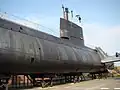 Seitenansicht der Tonijn, erkennbar ist der breite flache Kiel sowie die Ausfahrgeräte und die Sonaranlagen.