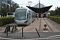 Ein Zug auf dem Kehrgleis der End­hal­te­stel­le Espace Villars in Denain