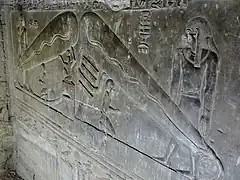 Relief an der Südwand der Krypta, Objekt 1a und 2a