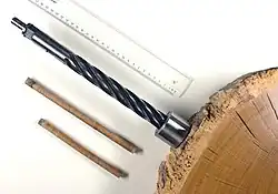 Hohlkernbohrer zur dendrochronologischen Untersuchungen von Bäumen und Holzbauteilen, links zwei Bohrkerne
