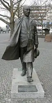Konrad-Adenauer-Denkmal von Helga Tiemann auf dem Berliner Adenauerplatz