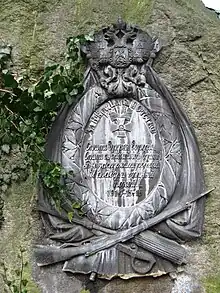 Bronze-Gedenkplatte mit dem Zarenwappen auf einem Gedenkstein für russ. Soldaten 1914 bis 1916