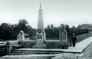 Historisches Denkmal an der Vorkriegs-Maxbrücke (1902–1945) mit Jugendstilgeländer. Das Denkmal wurde Anfang des 21. Jh. an selber Stelle rekonstruiert