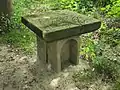 Denkmalfragment im Seifersdorfer Schlossgarten