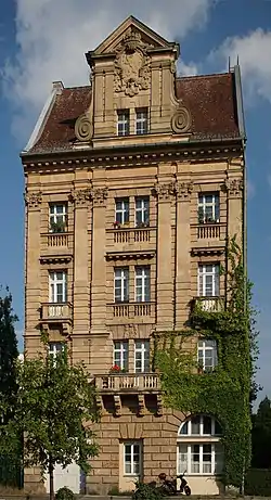 Wohnhaus vor der ehemaligen Schwimmhalle in der Dennewitzstraße mit hinweisendem Fassadenschmuck