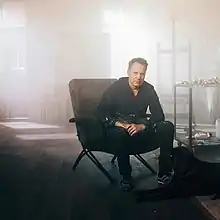 Porträtfoto des Künstlers Andy Denzler im Atelier, Foto: Lukas Mäder