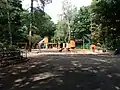 Kinderspielplatz und Bolzplatz im Hintergrund