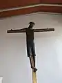 Das Kruzifix der Kirche, das über dem Altar hängt.