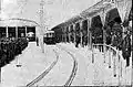 Juni 1925: „Der erste Zug mit den Festteilnehmern fährt, begrüßt von den Straßenbahnern und deren Musikkapelle, im Bahnhof Hütteldorf ein.“