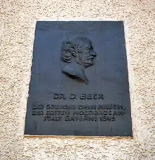 Gedenktafel an der Nordwand des ehemaligen Hotels Ludwigsbad mit einem Bildnis von Dr. Desiderius Beck