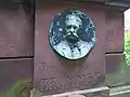 Bronzeplakette am Grabmal für Friedrich Brümmer