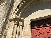 Kapitelle der Säulen am Eingangsportal