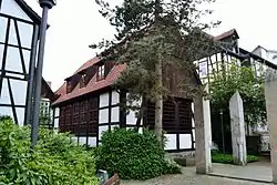 Hof der ehemaligen Synagoge mit Denkmal