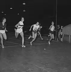 Erika Fisch – hier als Zweite von links bei einem Hallensprint im Jahr 1964 – belegte Rang&nbsp;vier