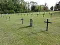 Gesamtsicht Kreuze und Grabstele