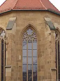 Mittleres Fenster des Chors mit original gotischem Maßwerk