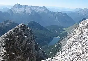 Dießbach-Stausee, gesehen vom Großen Hundstod. Dahinter die Leoganger Steinberge.