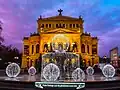 Weihnachtsschmuck am Opernplatz
