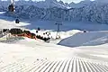 Blick von einer Skipiste auf die Fellhornbahn I (mittig) und II (links)