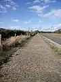 Gerade parallele Streifen (neue Straße daneben)